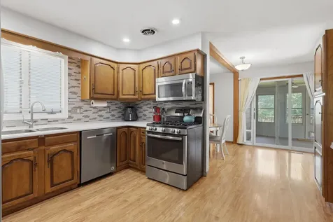 529 48TH Avenue East Moline IL 61244