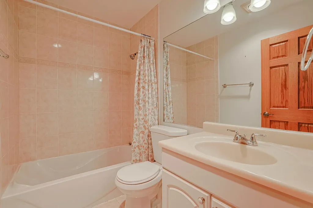 220 Oak Knoll Court Schaumburg IL 60193