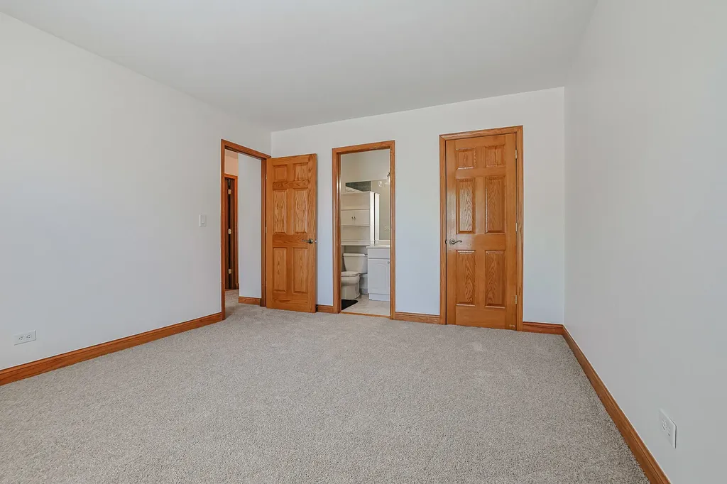 220 Oak Knoll Court Schaumburg IL 60193