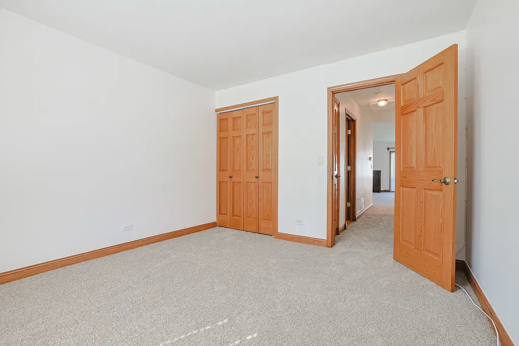 220 Oak Knoll Court Schaumburg IL 60193