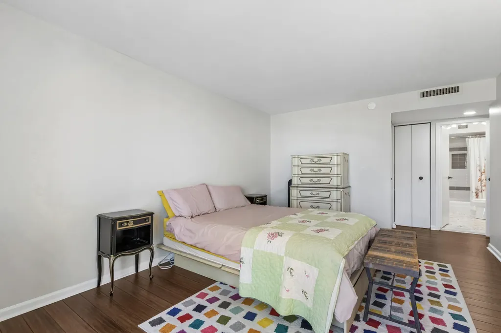 6007 North Sheridan Road Chicago IL 60660