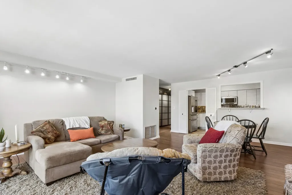 6007 North Sheridan Road Chicago IL 60660