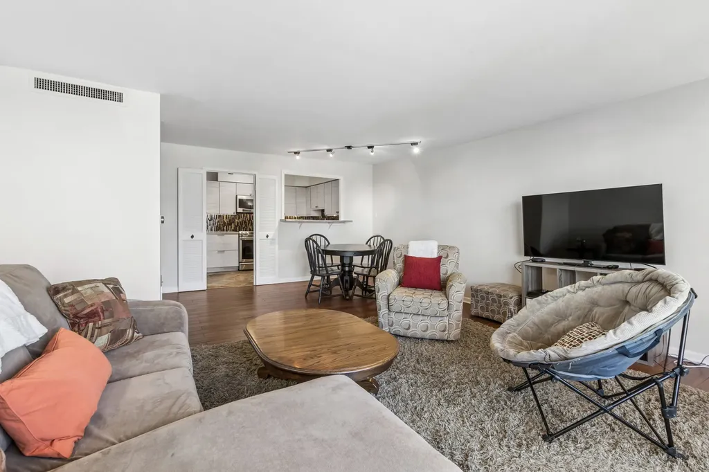 6007 North Sheridan Road Chicago IL 60660