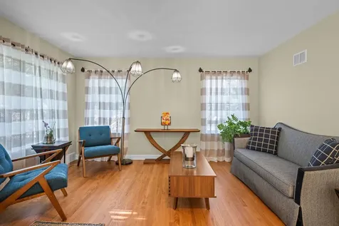 934 North Vail Avenue Arlington Heights IL 60004