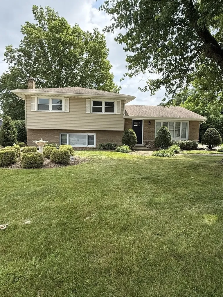 12537 South Menard Avenue Palos Heights IL 60463