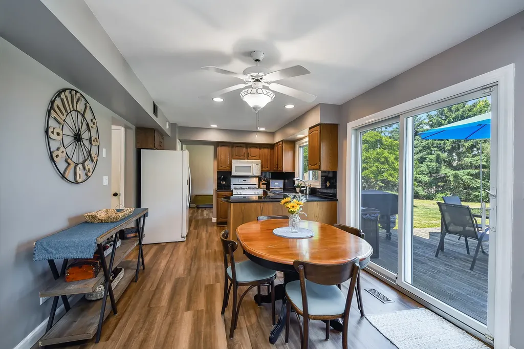297 Springbrook Lane Carol Stream IL 60188