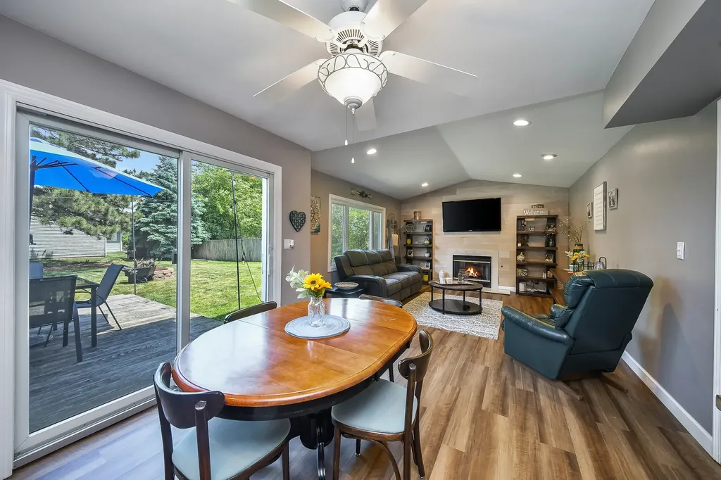 297 Springbrook Lane Carol Stream IL 60188