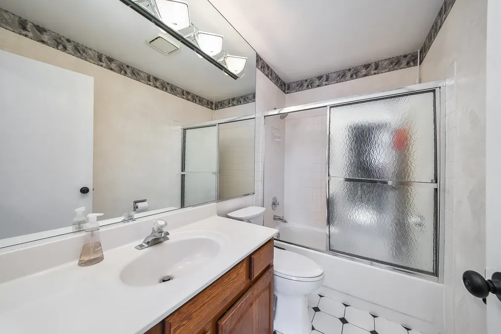 297 Springbrook Lane Carol Stream IL 60188