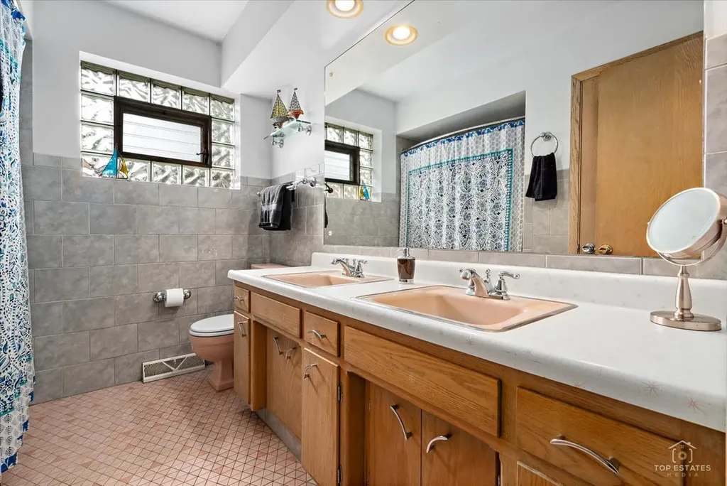 532 North Redfield Court Park Ridge IL 60068