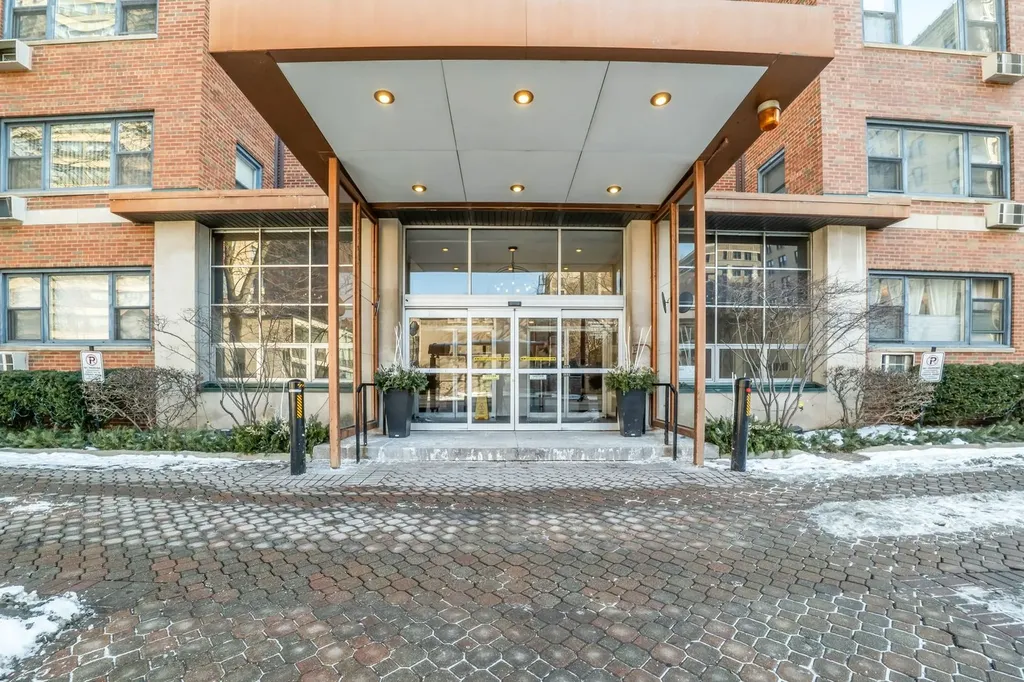 2909 North Sheridan Road Chicago IL 60657