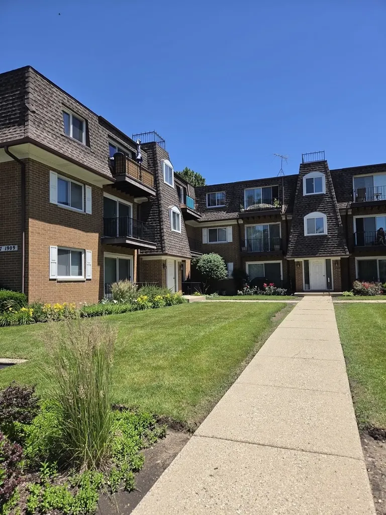 1907 West Golf Road Mount Prospect IL 60056