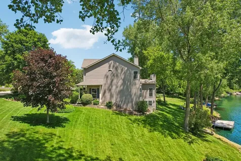 605 Tulip Circle Island Lake IL 60042