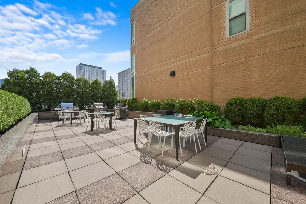 33 West Ontario Street Chicago IL 60611