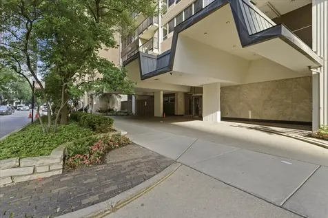 201 East Chestnut Street Chicago IL 60611