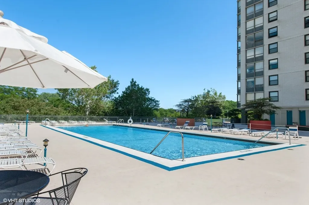 5701 North Sheridan Road Chicago IL 60660
