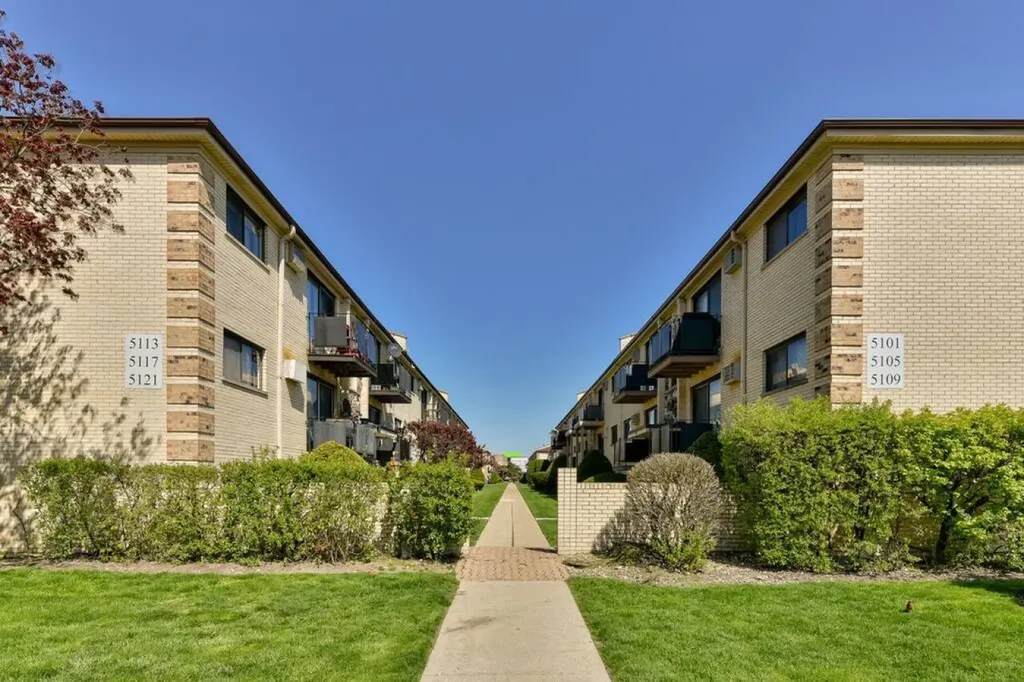 5113 North East River Road Chicago IL 60656