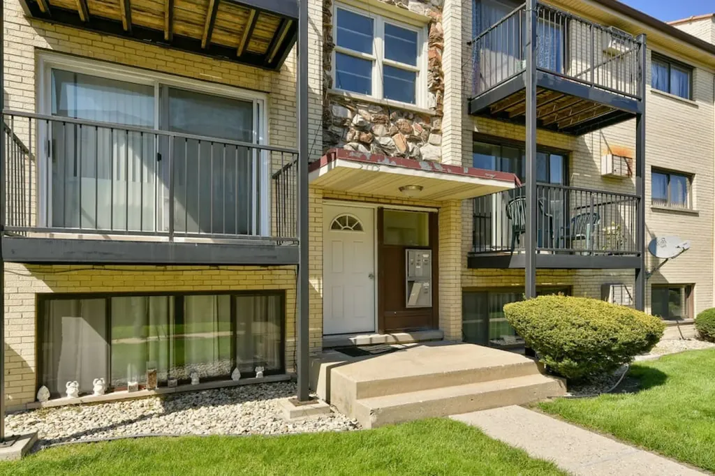 5113 North East River Road Chicago IL 60656