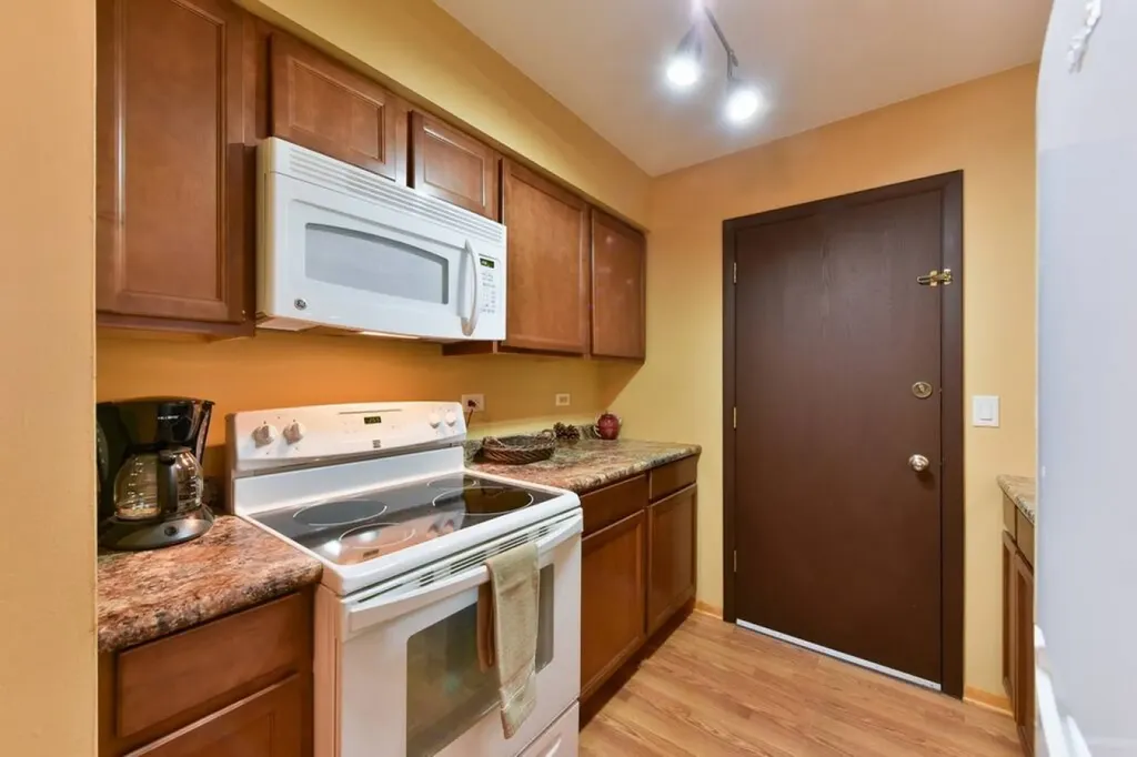 5113 North East River Road Chicago IL 60656