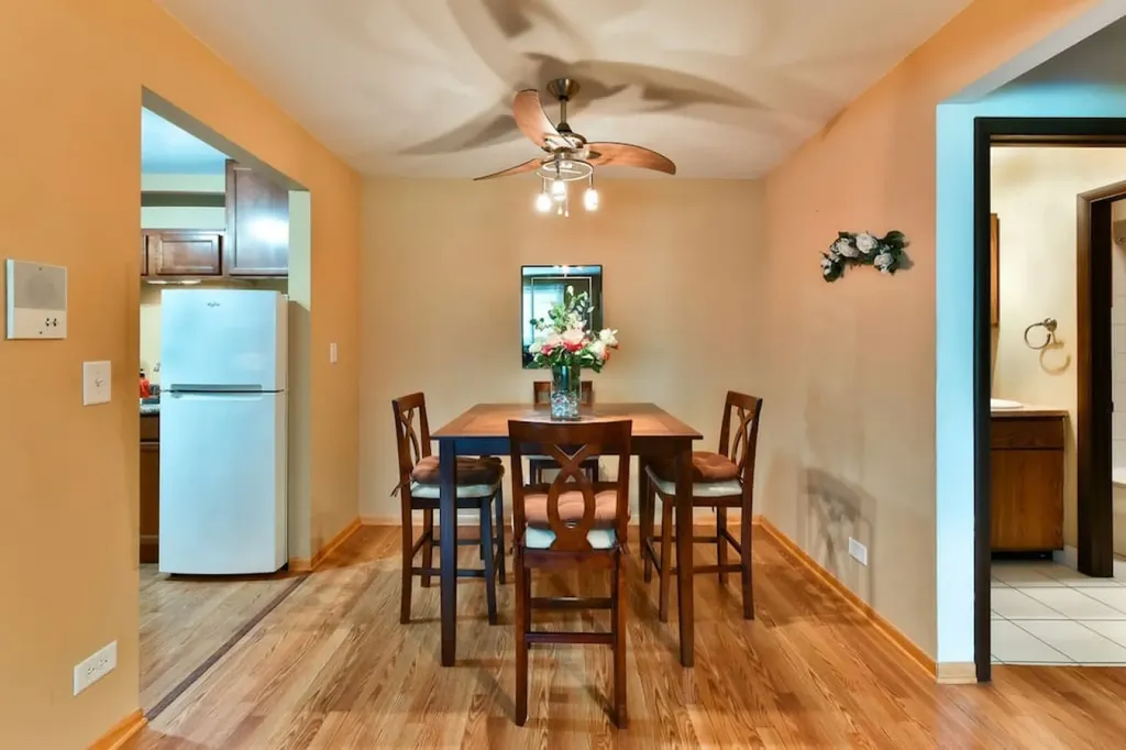 5113 North East River Road Chicago IL 60656