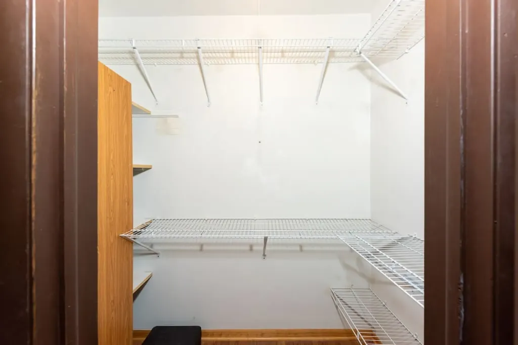 5113 North East River Road Chicago IL 60656