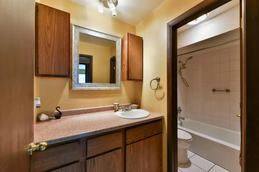 5113 North East River Road Chicago IL 60656