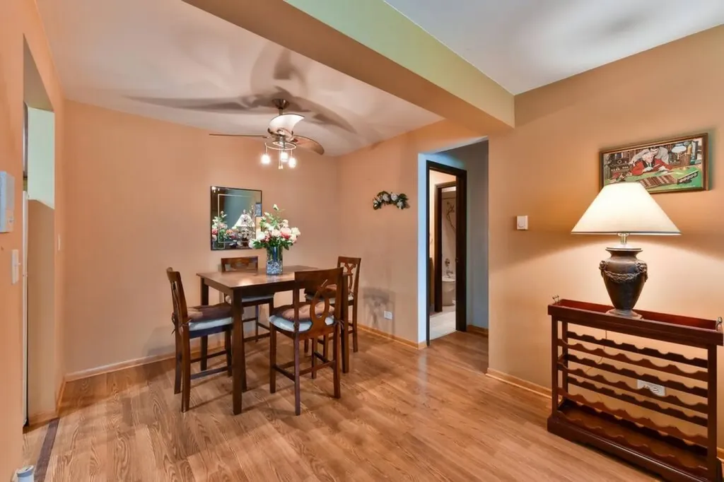 5113 North East River Road Chicago IL 60656