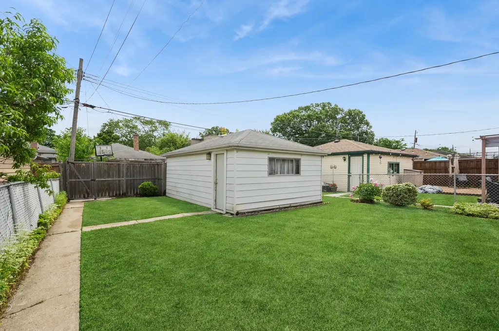 6341 North Tripp Avenue Chicago IL 60646