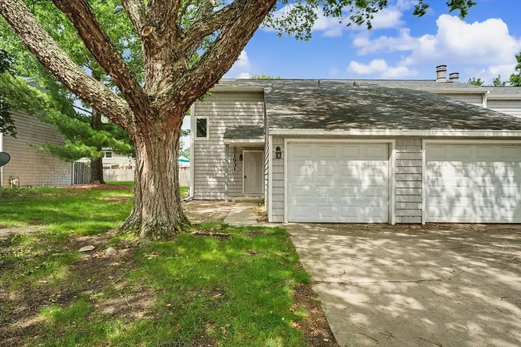 1931 Blackthorn Drive Champaign IL 61821