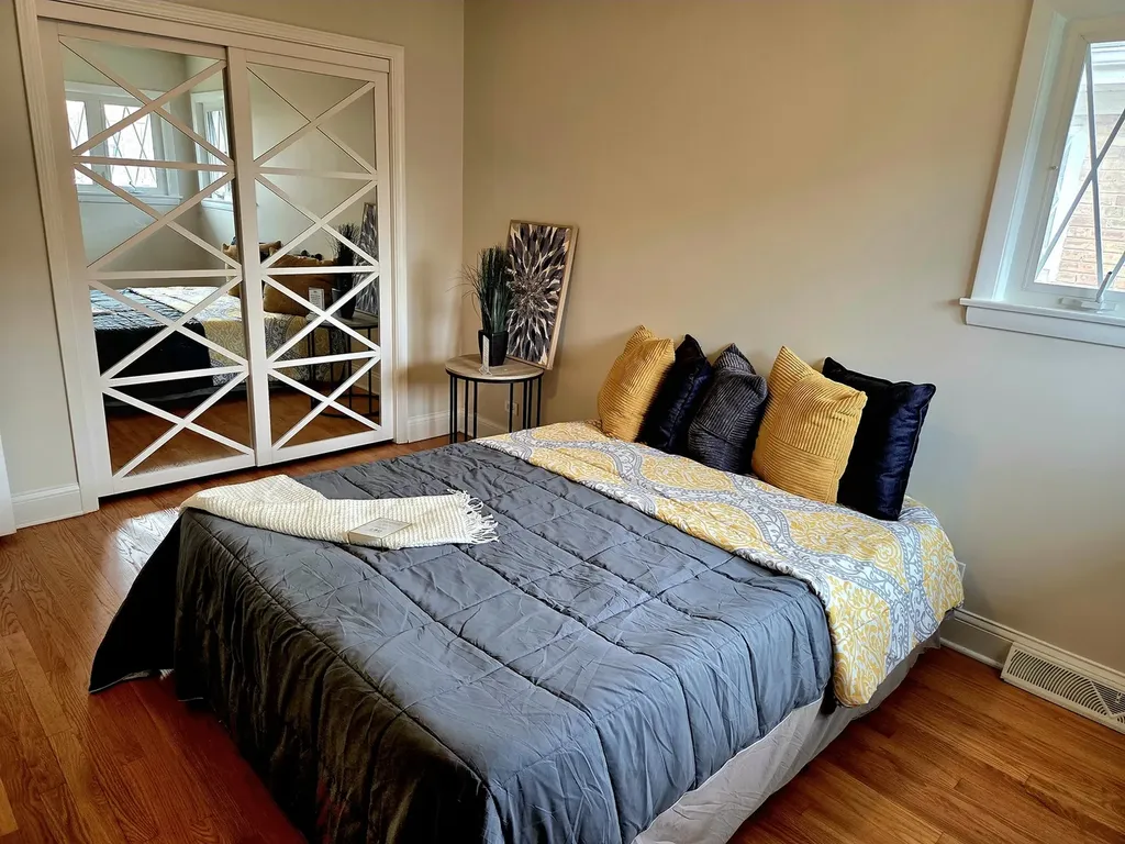 8517 West Carmen Avenue Chicago IL 60656