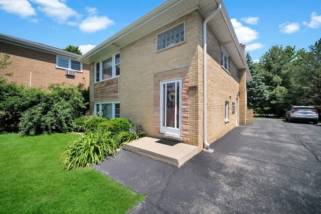 227 South Hale Street Addison IL 60101