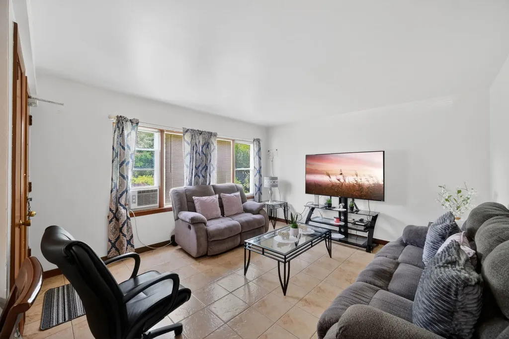 227 South Hale Street Addison IL 60101