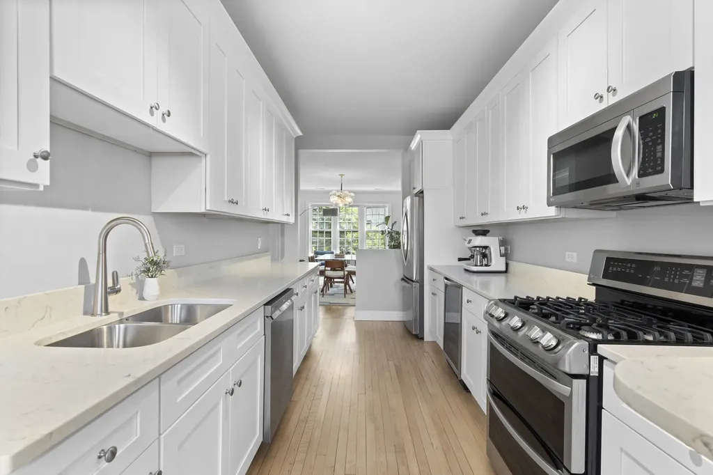 510 West Surf Street Chicago IL 60657