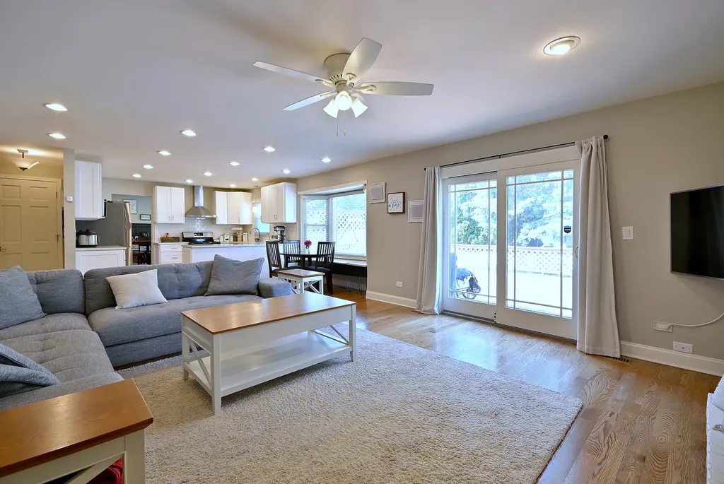1350 West Barnwall Drive Addison IL 60101