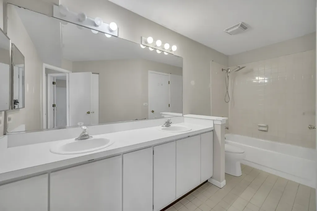 1308 Coldspring Road Carol Stream IL 60188