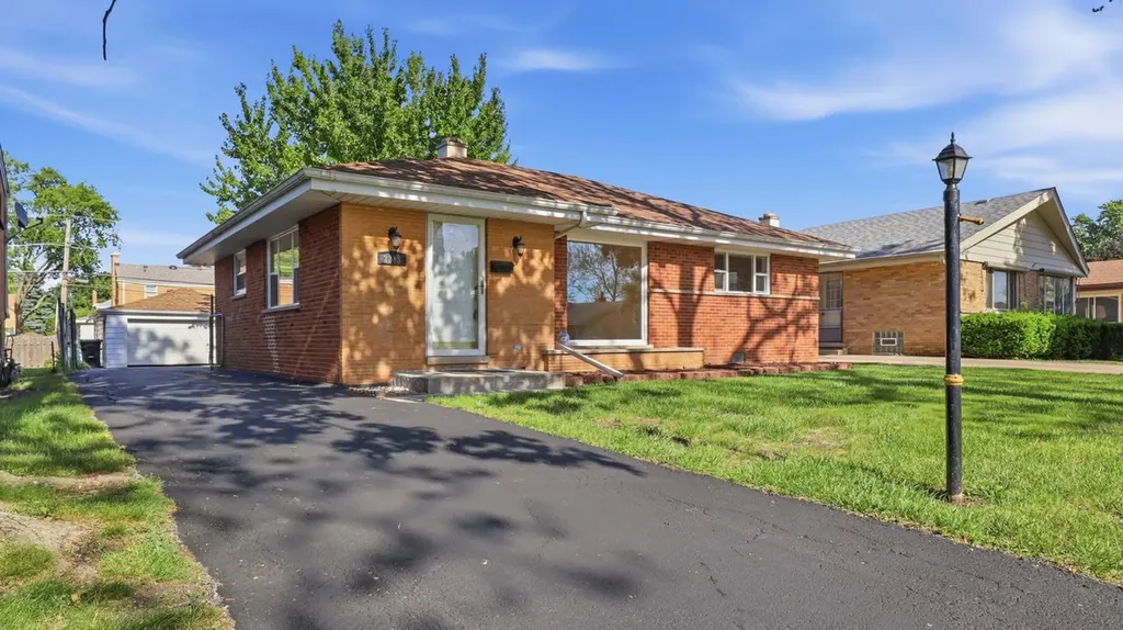 2213 Mayfair Avenue Westchester IL 60154