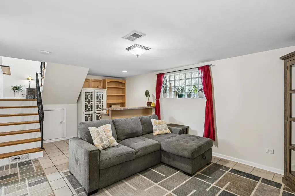 1044 Charing Cross Road Lombard IL 60148