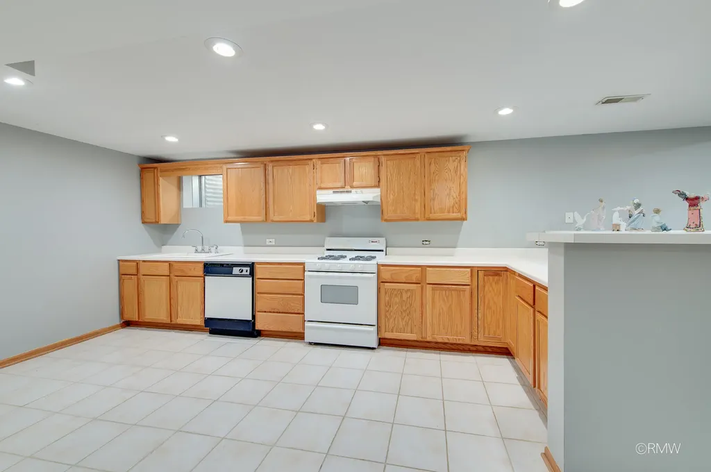 1216 West Grove Street Addison IL 60101