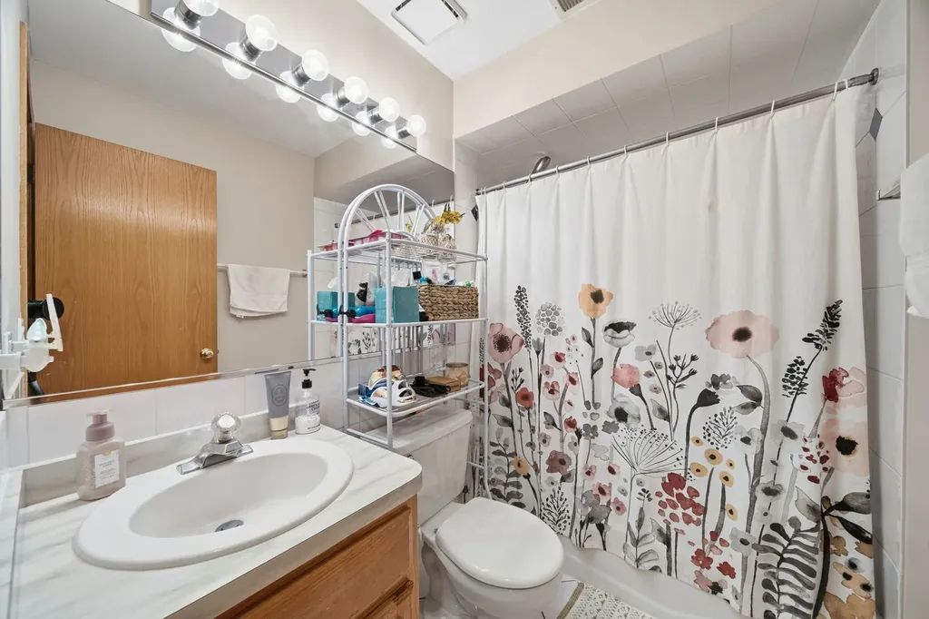 5624 West Higgins Avenue Chicago IL 60630