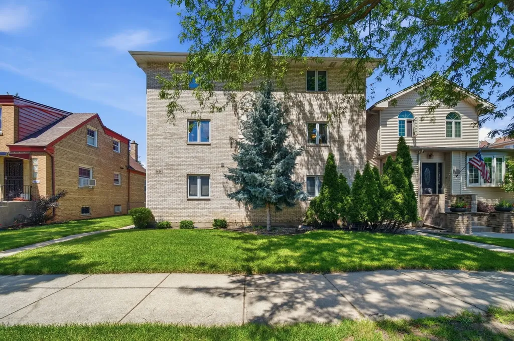 5624 West Higgins Avenue Chicago IL 60630