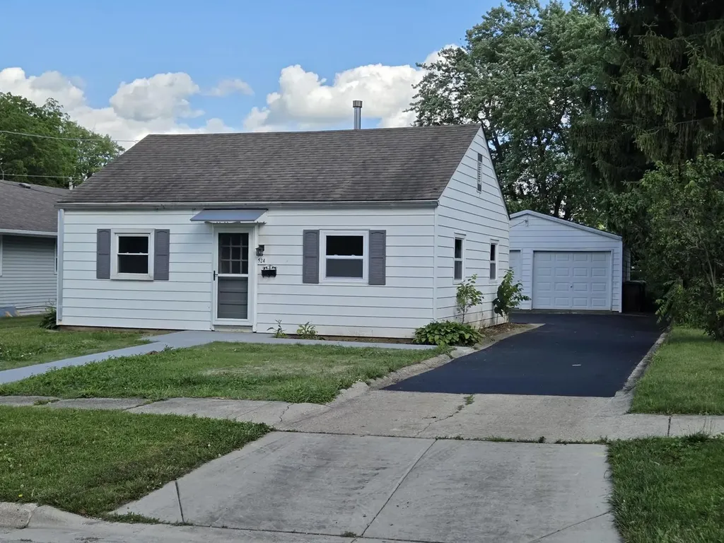 524 Amsterdam Street Woodstock IL 60098