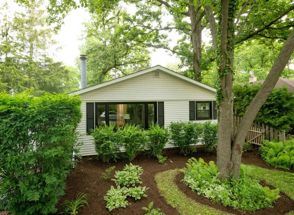 26 East Woodland Road Lake Bluff IL 60044