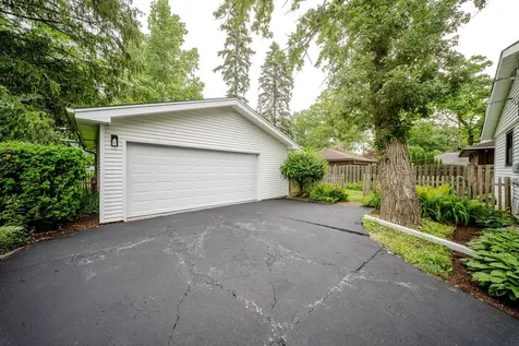 26 East Woodland Road Lake Bluff IL 60044