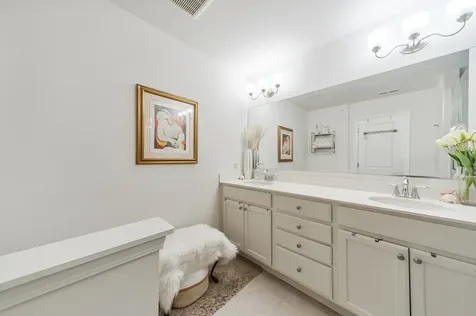 1999 Kingsley Circle Northbrook IL 60062