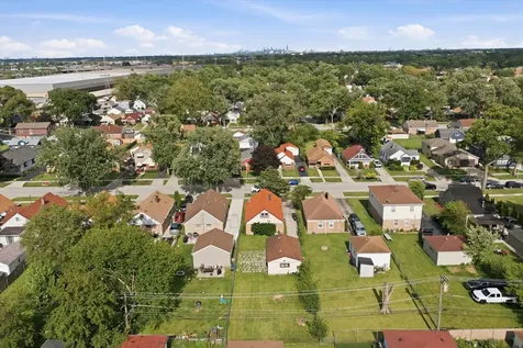 44 50TH Avenue Bellwood IL 60104