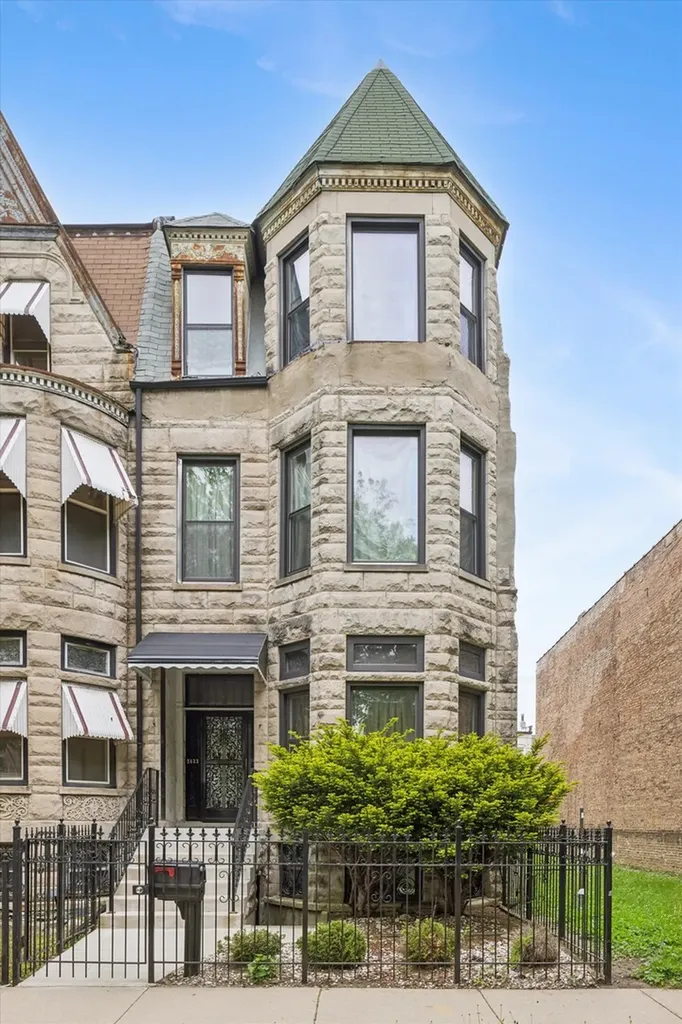 3633 South Giles Avenue Chicago IL 60653