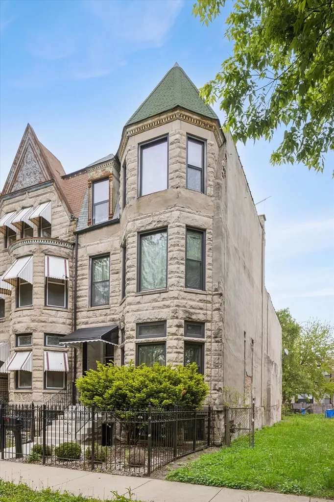 3633 South Giles Avenue Chicago IL 60653