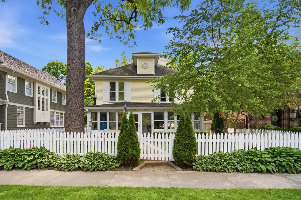 233 East Center Avenue Lake Bluff IL 60044
