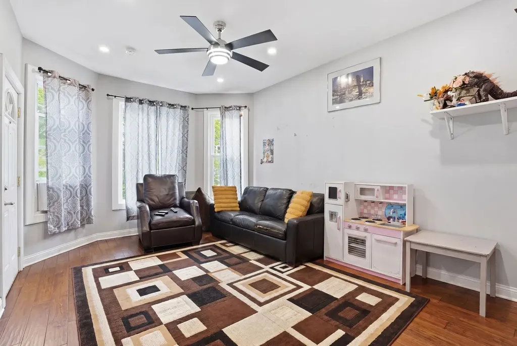 2915 North Dawson Avenue Chicago IL 60618