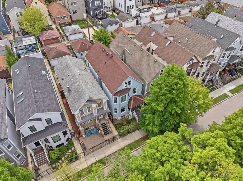 2915 North Dawson Avenue Chicago IL 60618