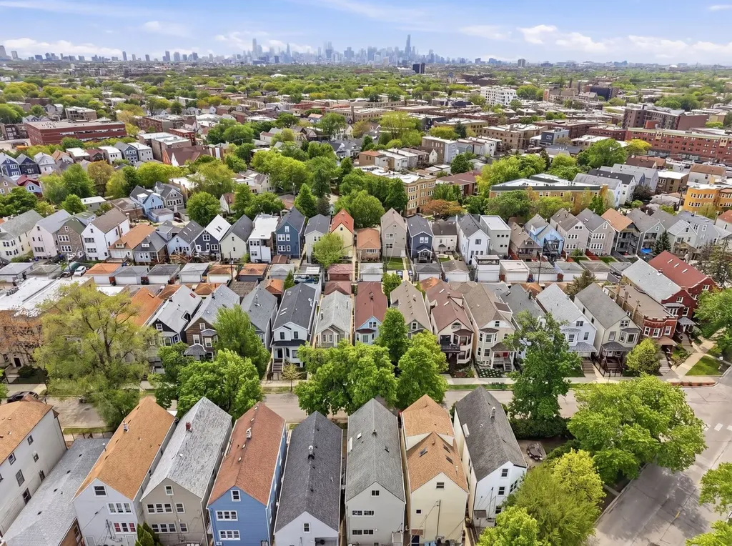 2915 North Dawson Avenue Chicago IL 60618